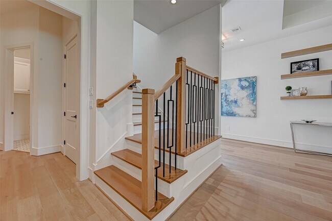 Building Photo - 1506 W 43rd St