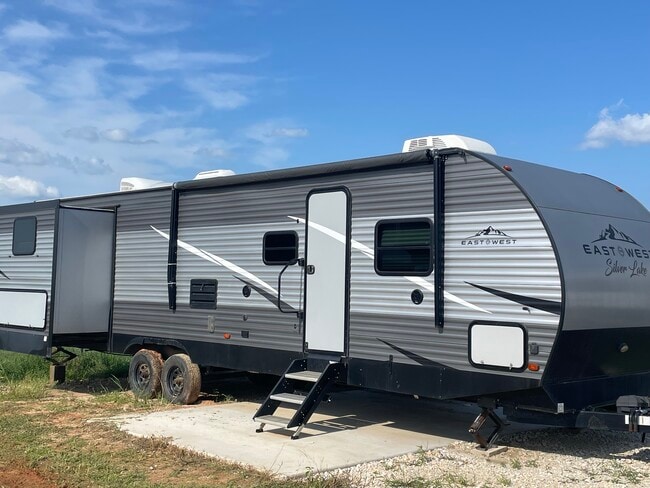 Building Photo - 1016 Isa Wy