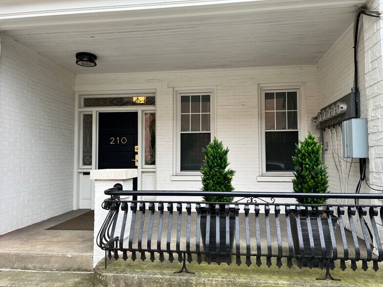 Primary Photo - 210 W Chestnut St