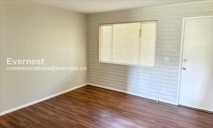 Building Photo - 825 E 5th St