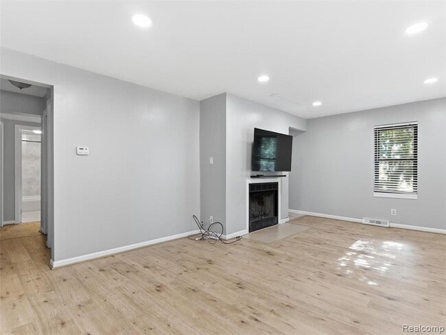 Building Photo - 404 La Plaza Ct
