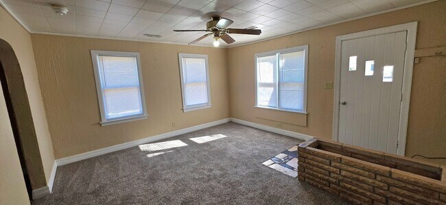 Building Photo - Updated!  2 Bedroom 1 Bath home! $895!