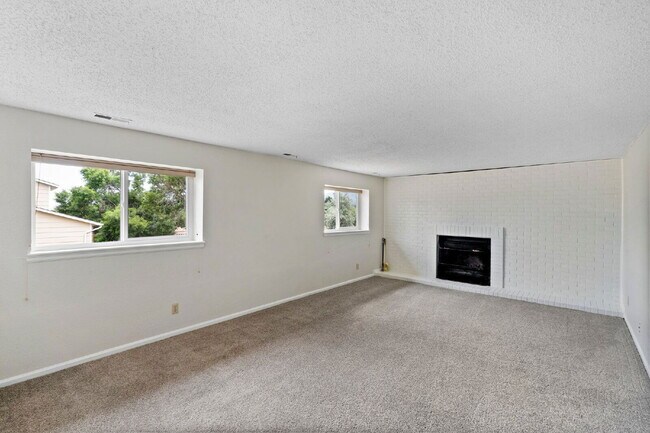 Building Photo - 465 Saddlemountain Rd