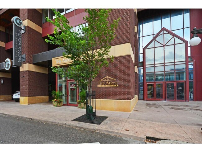 Building Photo - 168 6th St E