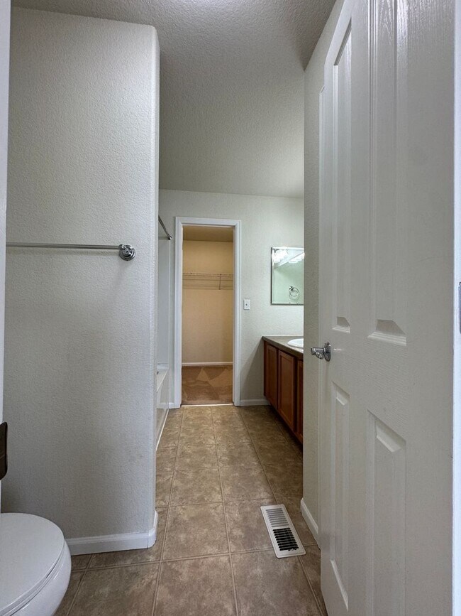 Building Photo - 7681 Sandy Springs Point