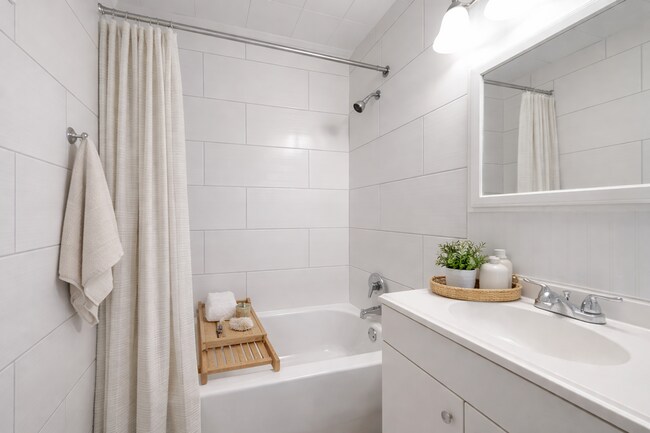 Building Photo - Renovated 3BR Home with Basement & Pet-Friendly Yard in KC