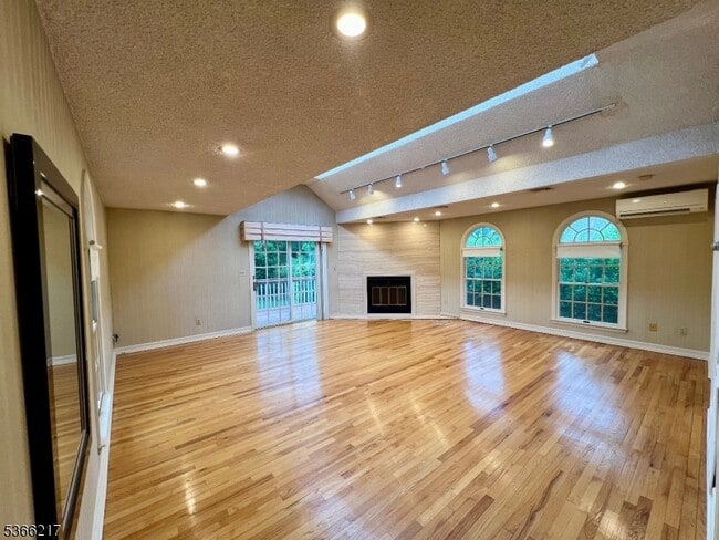 Building Photo - 63 Primrose Ln