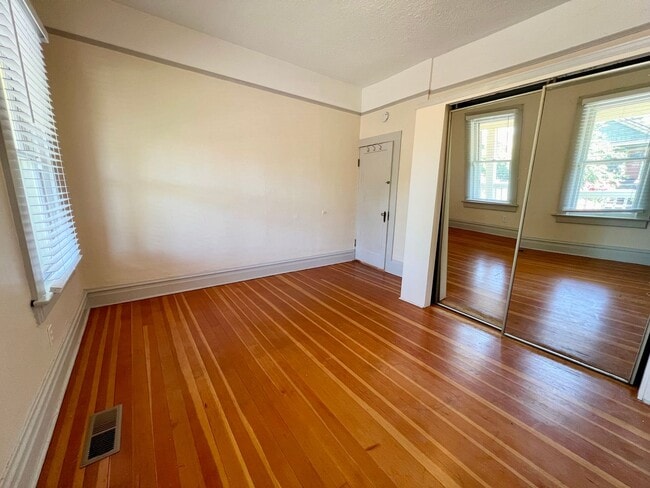 Building Photo - Charming Clinton Neighborhood Home 2 Bed 2 Bath — Close to Downtown & Division Street!