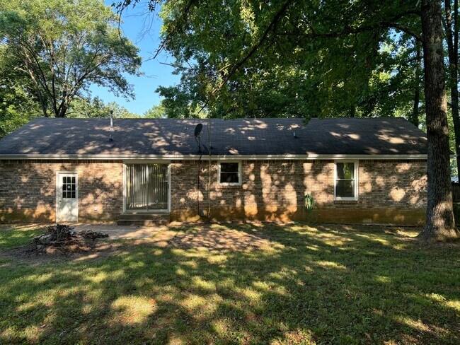 Building Photo - 171 W Regent Dr