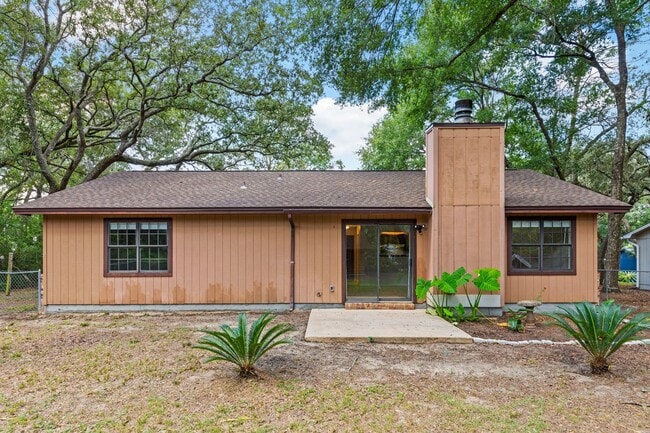 Building Photo - 3 Bedroom in Desirable Location!