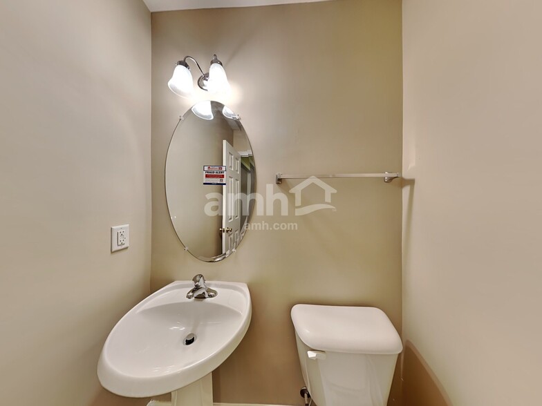 Building Photo - 1528 Pebble Ridge Dr