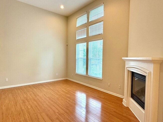 Building Photo - COMING SOON! | $3,700 / 3BR GORGEOUS CENTRAL FREMONT TOWNHOME IN PARKMONT
