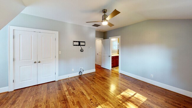 Building Photo - 2213 Roslyn Ave