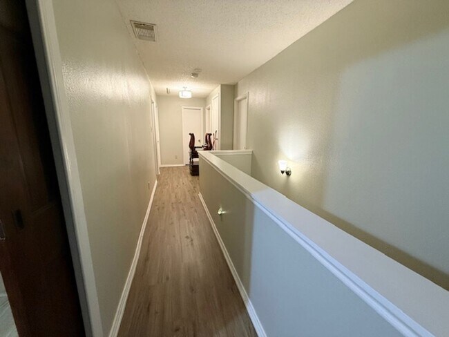 Building Photo - 4 Bedroom 2 1/2 Bath Plus Office Near 151 & Ingram