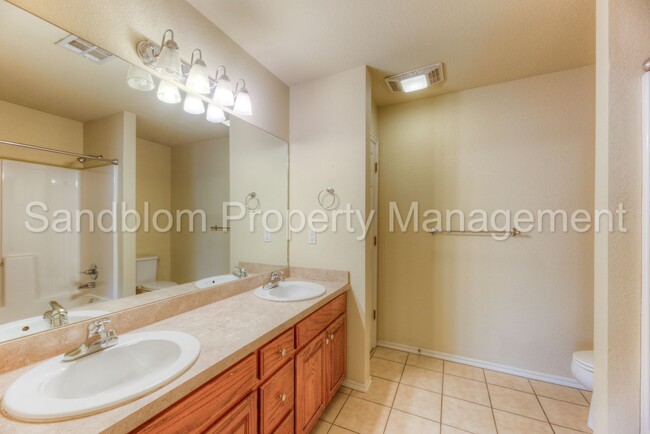 Building Photo - For Lease | Sand Springs | $1125 Rent | Av...