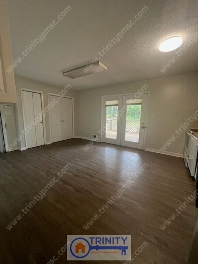 Building Photo - CUTE 3 BED BRICK HOUSE!