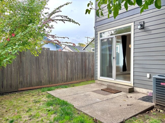 Building Photo - St. Johns Modern Build with Fenced Backyar...