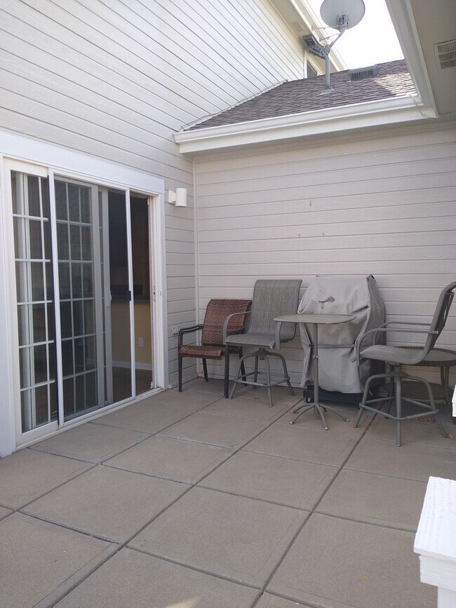 Building Photo - HUGE 3 Bedroom 3 Bath Home in Gated Community