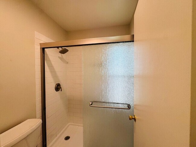 Building Photo - Spacious Two story 2 bedroom, 2 bath Condo. Move-In ready!!