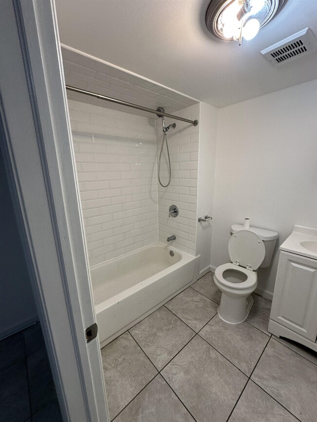 Building Photo - 585 Bramhall Ave