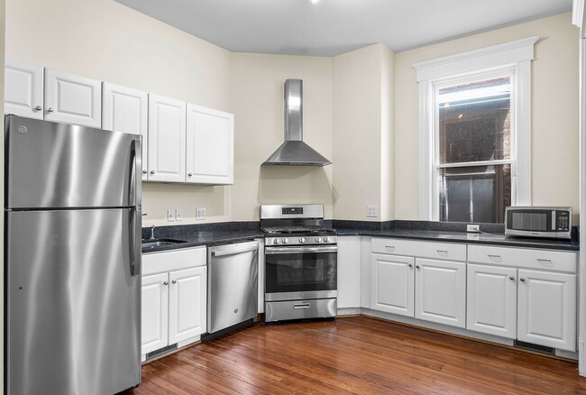 Building Photo - $2,890 / 2 br / 2 ba / 1,400 sqft