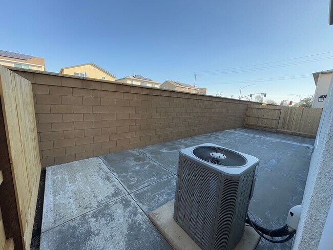 Building Photo - Newly built Woodside home located in Huckl...