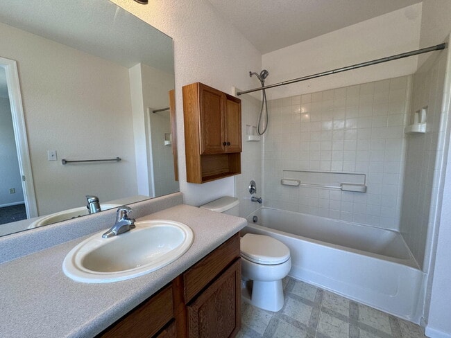 Building Photo - 7031 S Oak Hill Cir