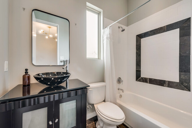 Lovely 3-piece bathroom. - 4434 Holland Ave