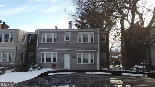 Building Photo - 820 Taylor St NE