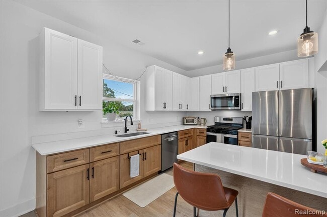 Building Photo - 25760 Groveland St