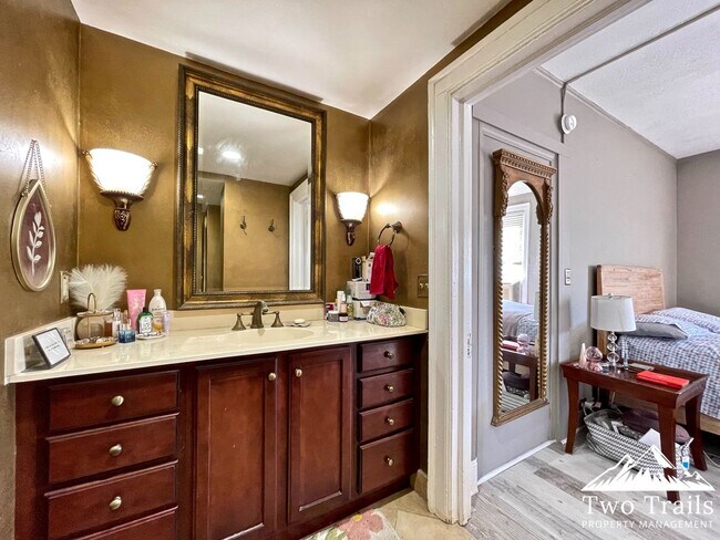 Building Photo - BEAUTIFUL DOWNTOWN CONDO WITH MOUNTAIN VIEWS