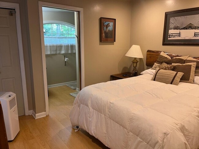 Building Photo - Spacious 4 Bedroom, 2 Bath One-Story Home with Hardwood Floors & Parking