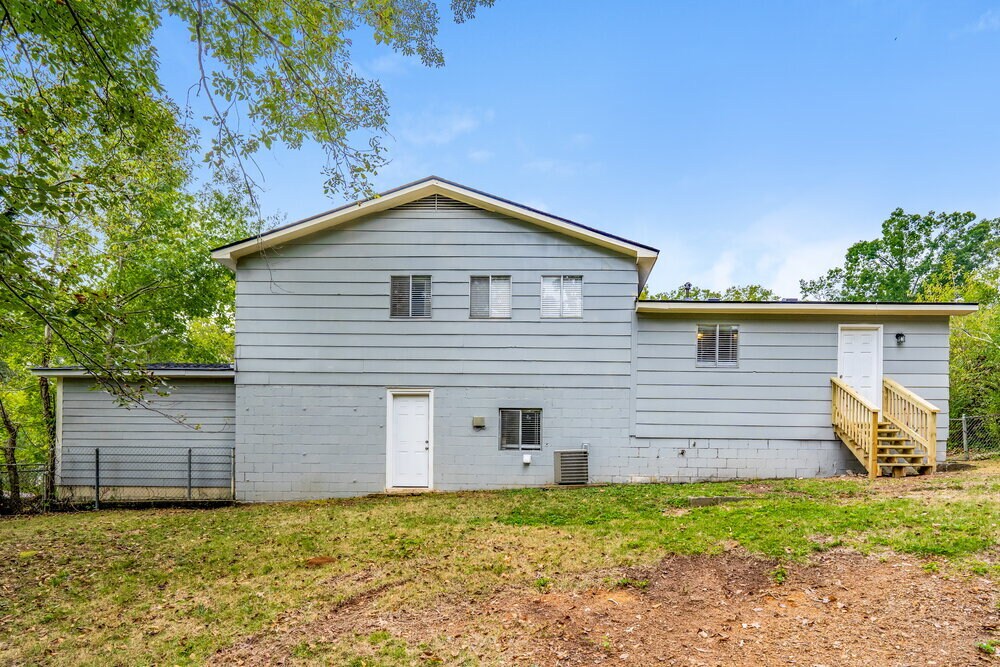 Building Photo - 724 Country View Dr NE