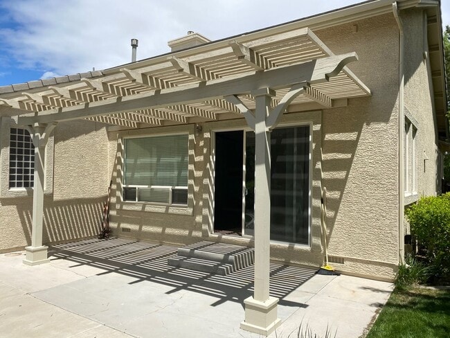 Building Photo - Huge 4 Bed 2 Bath + Den Golf Course Hom...
