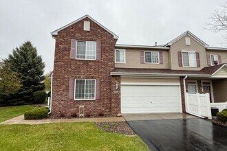Building Photo - Great 3BR/2BA End Unit Elk River Townhome Available June!
