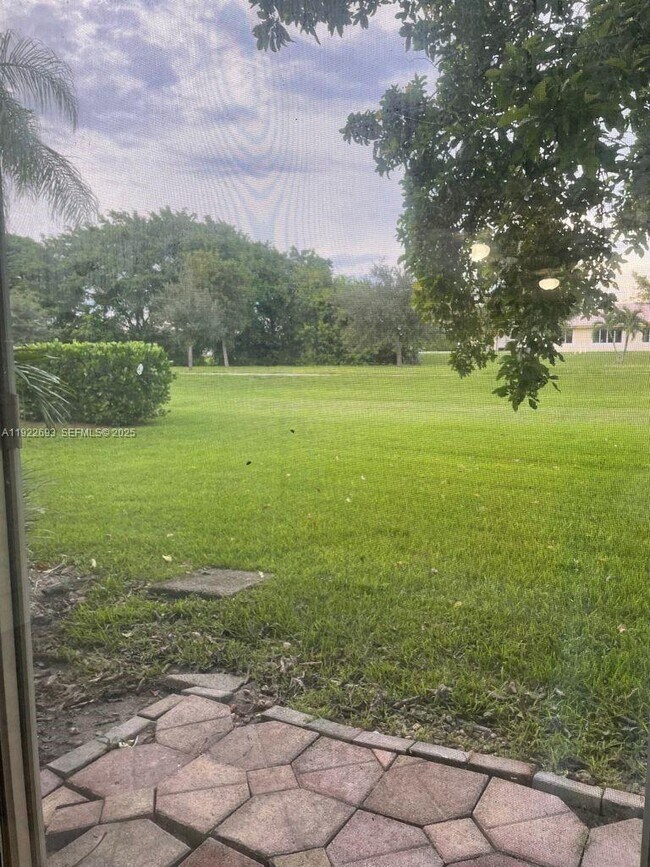 Building Photo - 3141 N Palm Aire Dr