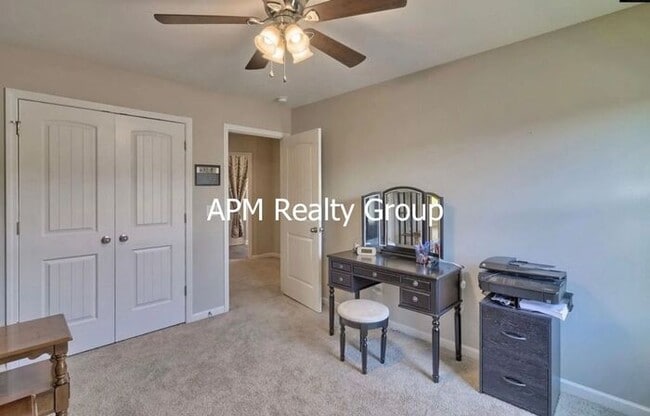 Building Photo - Desirable Chapin Living