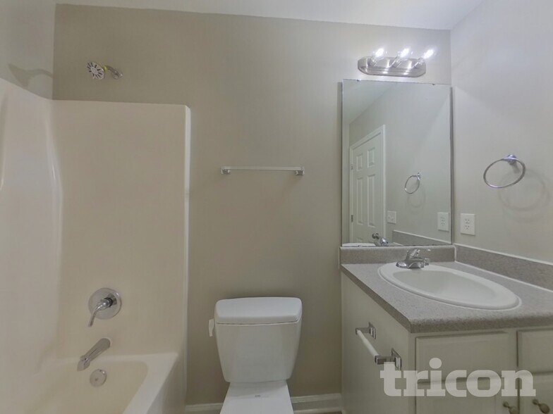 Building Photo - 158 Bonhomme Cir