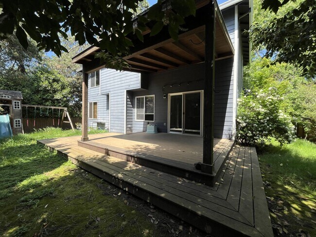 Building Photo - Beautiful 5BD/3BA Home with Soaking Tub, Island Kitchen & Attached 2-Car Garage