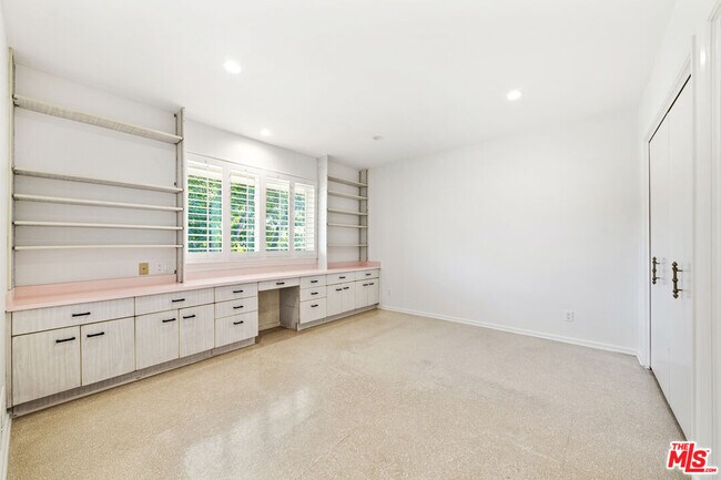 Building Photo - 8900 Alto Cedro Dr