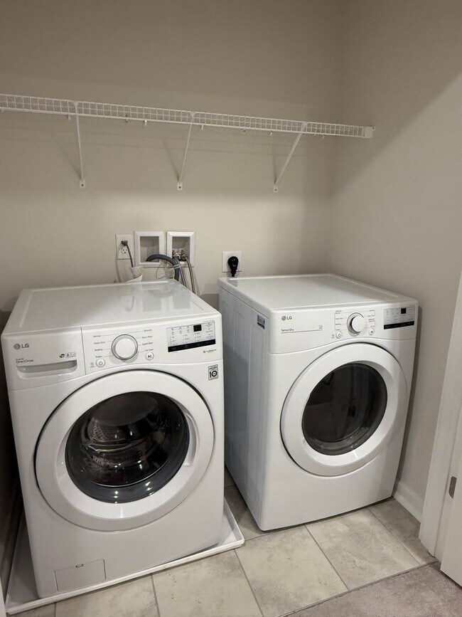 Building Photo - THREE BEDROOM/ END OF ROW TOWNHOME in Southern Lehigh Schools