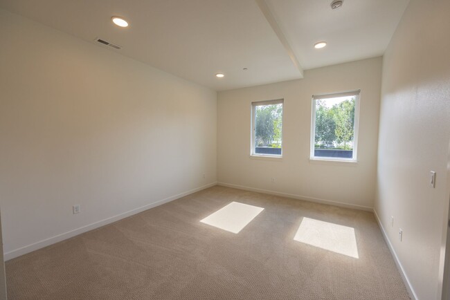 Building Photo - Riverside Townhomes - Waterfront Living in...