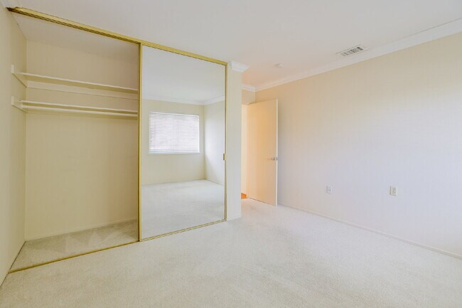 Building Photo - Spacious 3BD/3BA Condo with Enclosed Patio and Resort-style Amenities