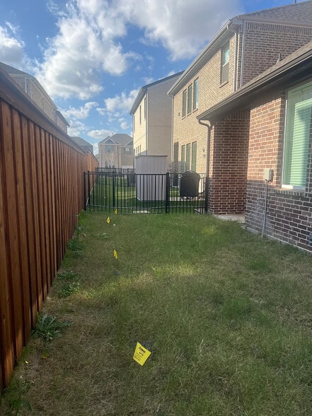 Building Photo - Room in House on Jones Dr