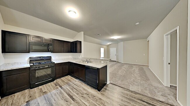 Building Photo - Very Nice 3 Bedroom 2 Bath Home in Yukon S...