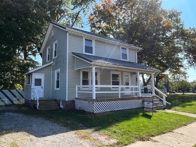 Building Photo - Three Bedroom Home
