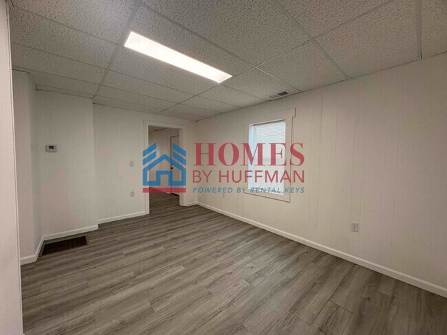 Building Photo - Downstairs One Bedroom | Duplex