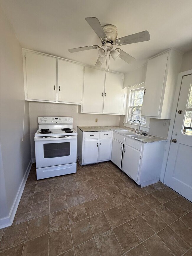 Building Photo - Charming 2 Bedroom Rental with Fresh Updates