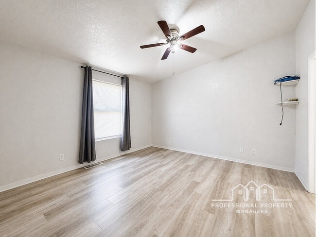 Building Photo - 3-bedroom, 2-bathroom home in West Wellton