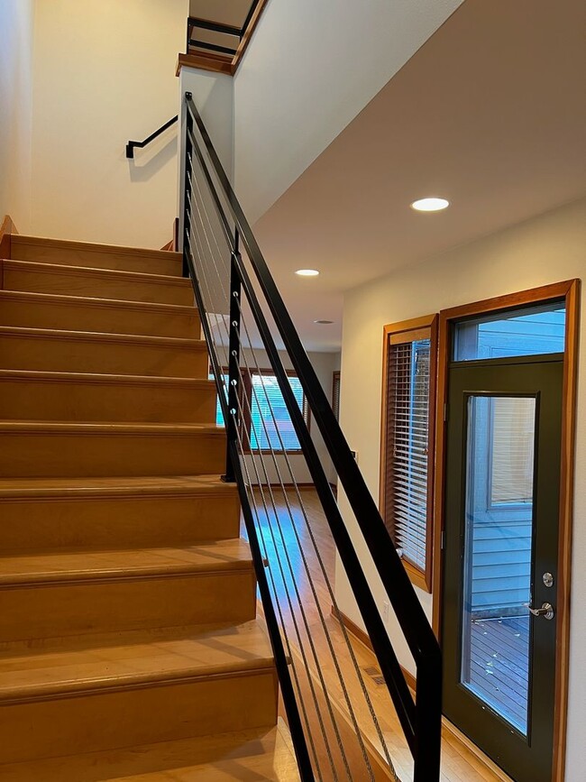 Building Photo - AUGUST RENT FREE with LIMITED SHOWINGS AVAILABLE on July 25th! - Gorgeous Townhome Style Condomin...